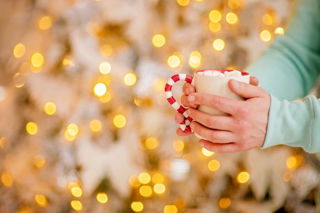 Taza de chocolate caliente en un acogedor ambiente navideño