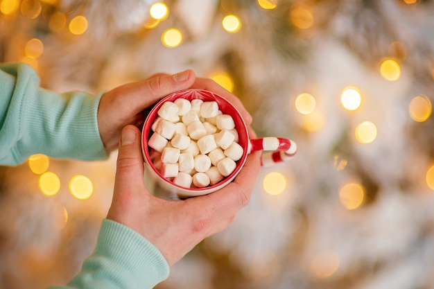 taza de chocolate caliente en un acogedor ambiente navideño