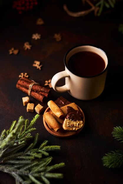 Taza de chocolate caliente y adornos navideños.