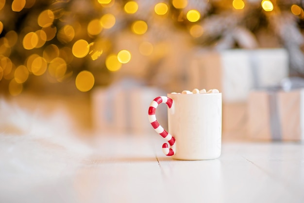 Taza de chocolate caliente en ambiente navideño