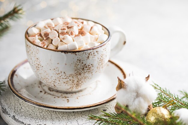 Taza de chocolate caliente con bombones de caramelo. Bebida de invierno. Concepto de vacaciones, enfoque selectivo