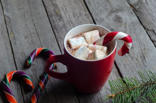 Taza de chocolate caliente con canela y malvaviscos