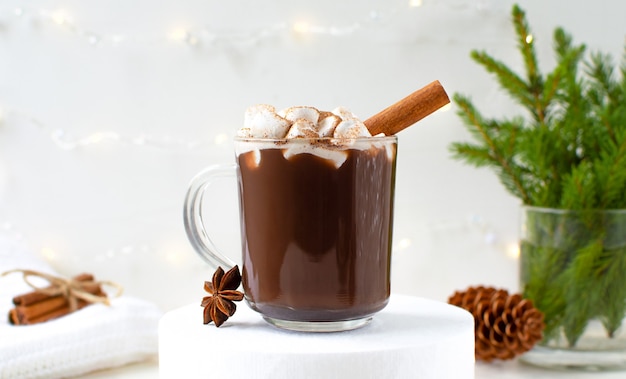 Taza de chocolate caliente con canela