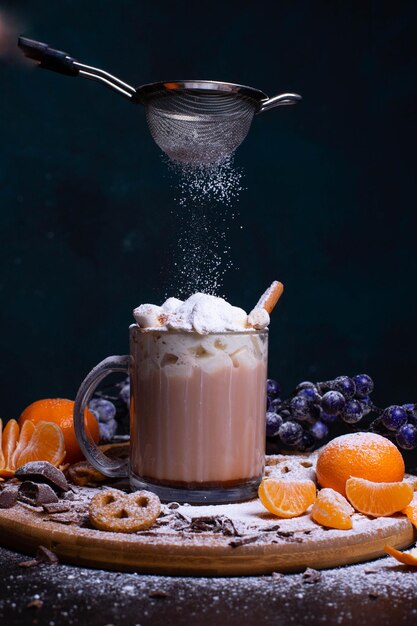 Una taza de chocolate caliente con crema y malvavisco de canela