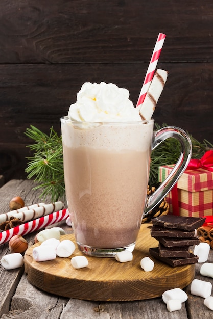 Taza de chocolate caliente con crema en la oscuridad