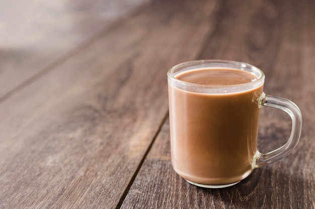 Taza de chocolate caliente con espacio de copia