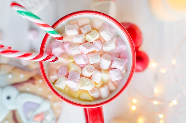 Taza de chocolate caliente con hermosas galletas de jengibre navideñas glaseadas con azúcar tradicional