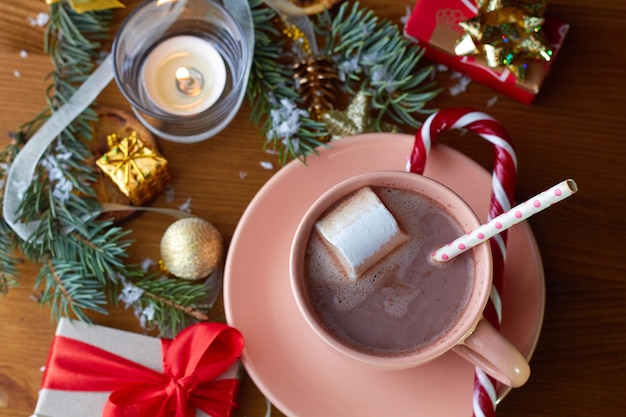 Taza de chocolate caliente con malvaviscos con adornos navideños