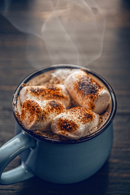 Una taza de chocolate caliente con malvaviscos.