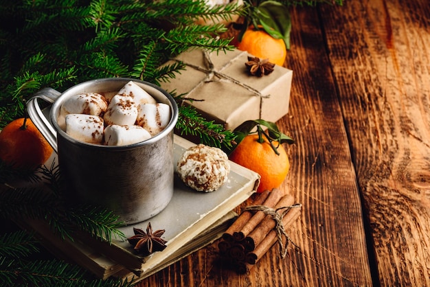 Taza de chocolate caliente con malvaviscos