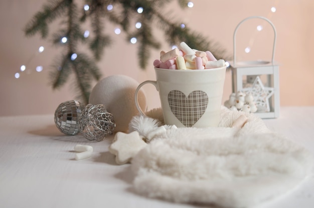 Taza con chocolate caliente y malvaviscos