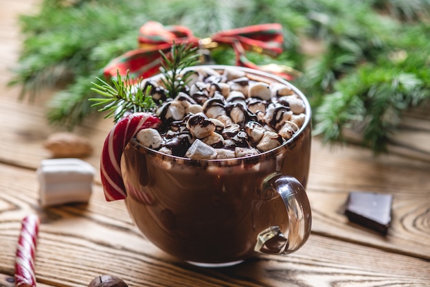 taza de chocolate caliente con malvaviscos