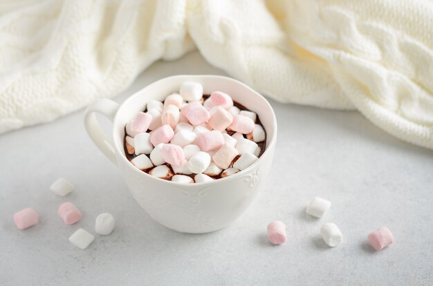 Taza de chocolate caliente con malvaviscos