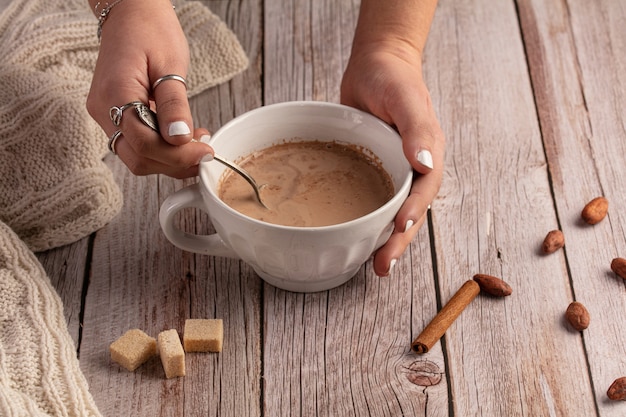 Taza de chocolate caliente por la mañana en una mesa de madera