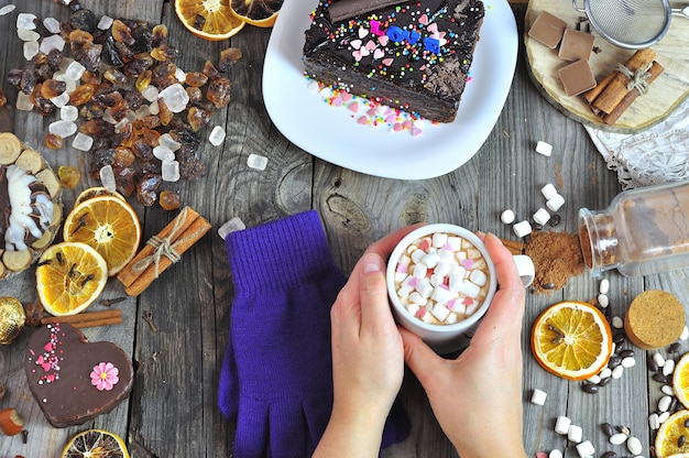 Taza con chocolate caliente en manos femeninas.