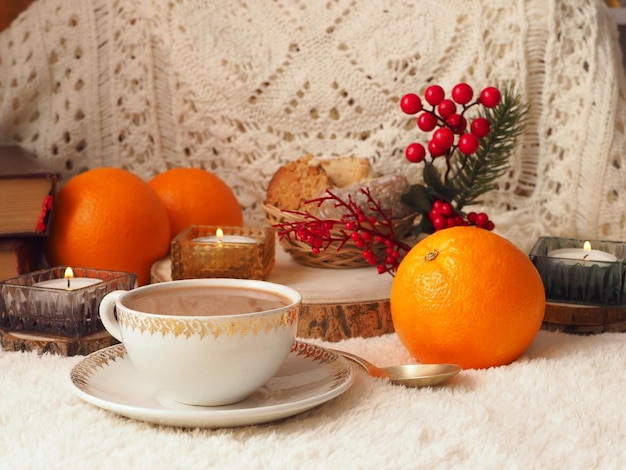 Taza de chocolate caliente mantecados y polvorones de naranjas