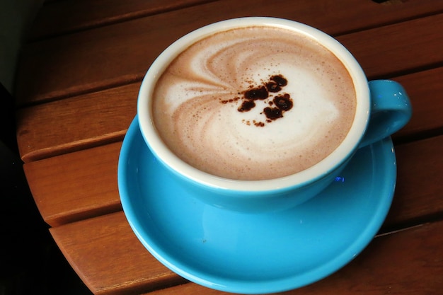 una taza de chocolate caliente en la mesa de madera marrón