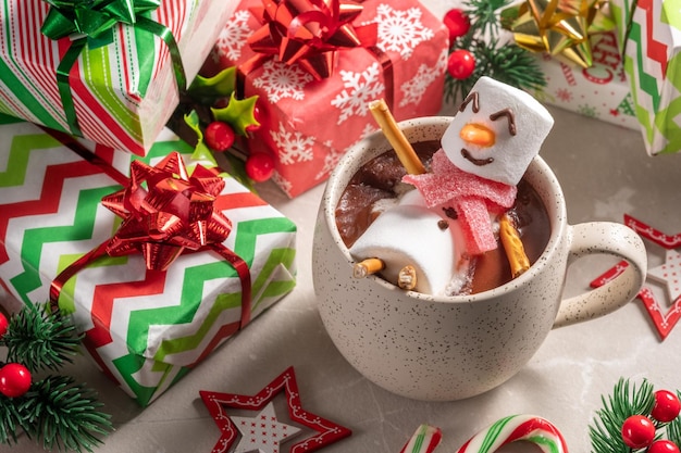 Taza con chocolate caliente con muñeco de nieve de malvavisco derretido