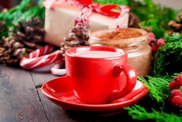 Taza de chocolate caliente de Navidad hecho en casa.