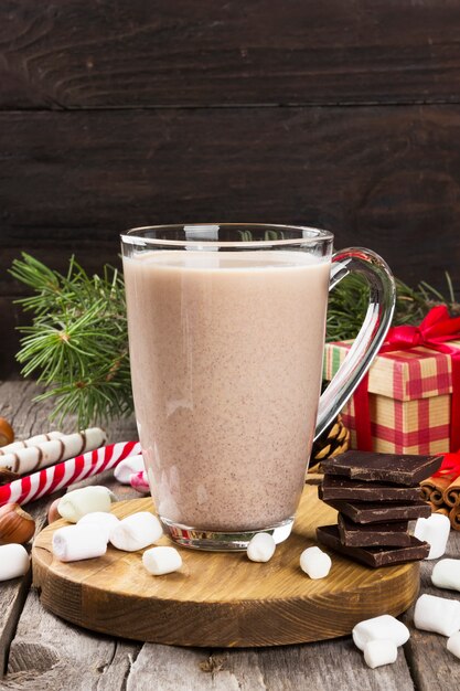 Taza de chocolate caliente en la oscuridad