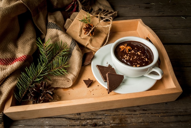 Taza de chocolate caliente y regalo de navidad