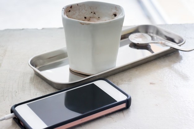 Foto taza de chocolate caliente y teléfono inteligente