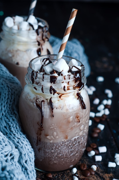 Taza de chocolate o cacao caliente para Navidad con crema batida, chocolate afeitado,