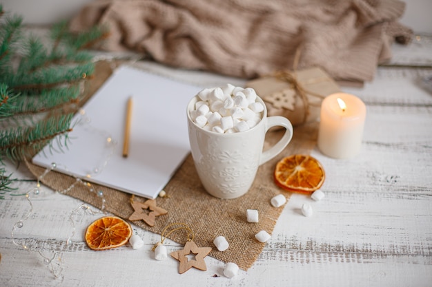 Taza de composición navideña con cacao y mermelada