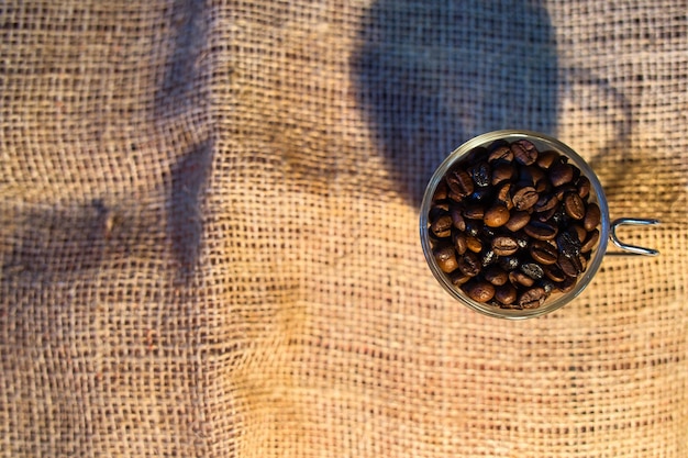 Taza del concepto del día mundial del café con granos de café