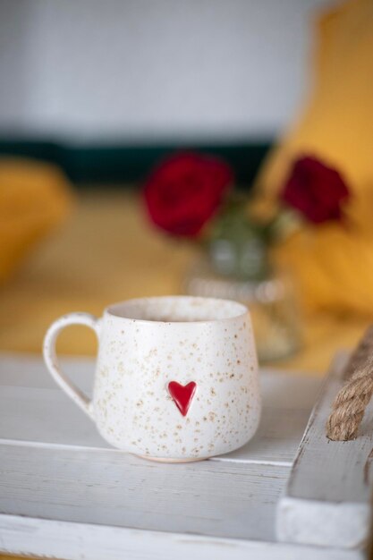 Una taza con un corazón en ella