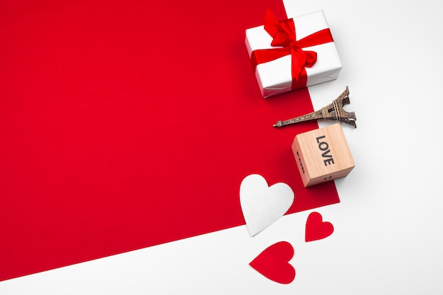 Taza con corazones de chocolate sobre fondo rojo. Composición plana laica. Romántico, concepto de San Valentín