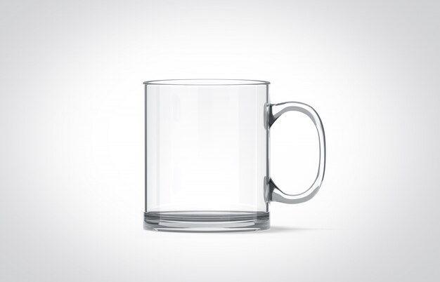 Taza de cristal transparente en blanco aislada,