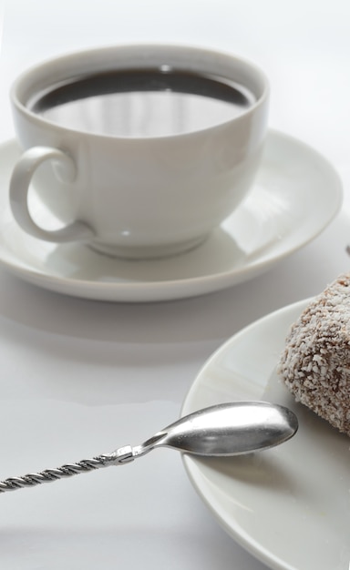 Taza con cuchara, mermelada de manzana en un bol