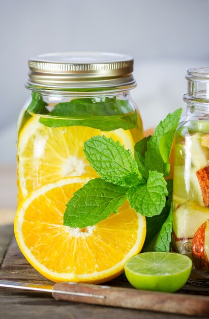 Taza deliciosa bebida refrescante de fruta de naranja