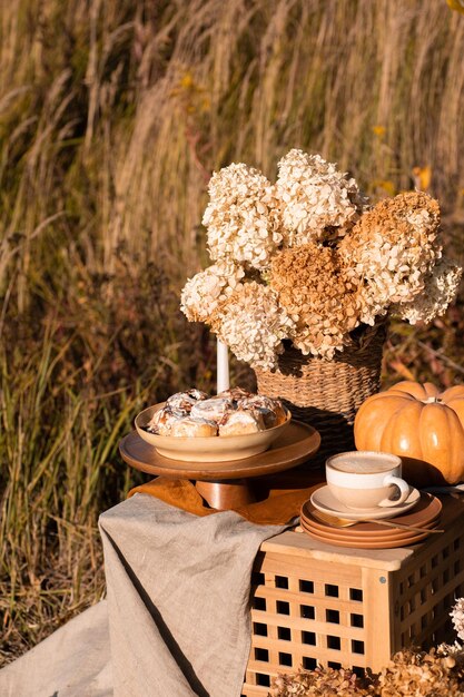 Foto taza de delicioso café en la mesa de la cafetería al aire libre