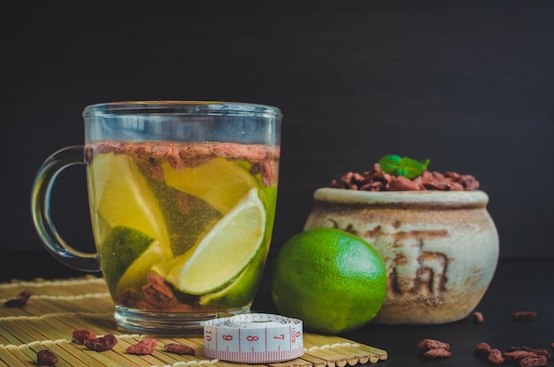 Taza de delicioso té de bayas de Goji en la dieta