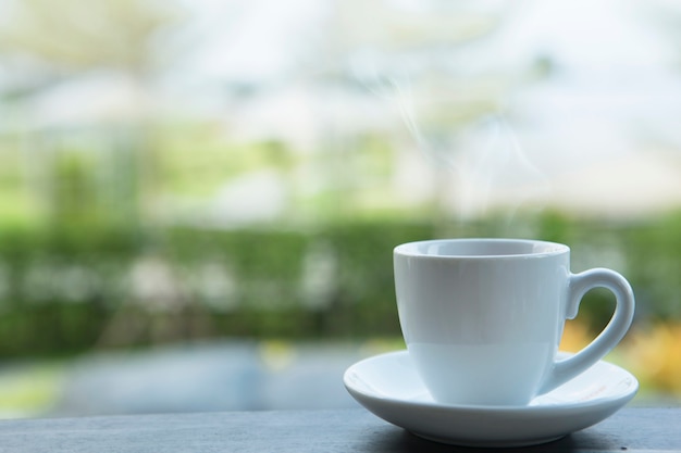 taza de espresso con desenfoque en el fondo de la naturaleza.