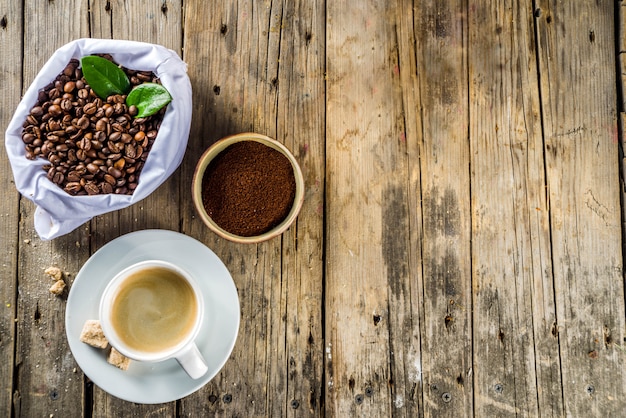 Taza de espresso con granos de café.