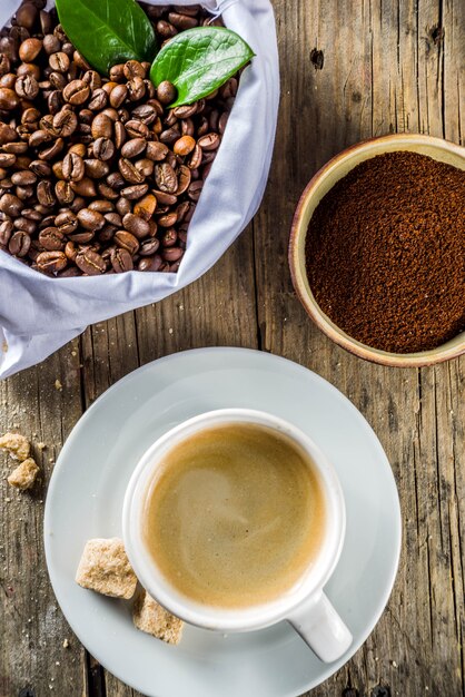 Taza de espresso con granos de café.