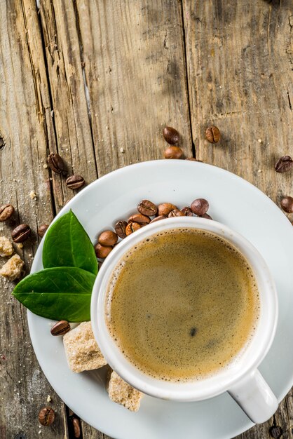 Taza de espresso con granos de café.