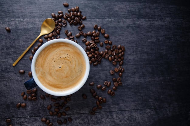 Foto taza de espresso sobre fondo oscuro