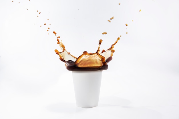 Taza de espuma de poliestireno con toques de café.