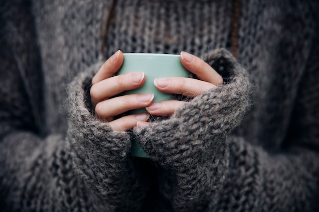 Foto taza de explotación de mujer joven