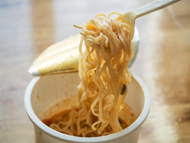 Una taza de fideos instantáneos listos para comer