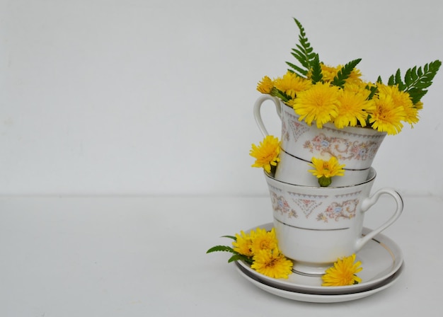 Taza de flores amarillas y silvestres de verano para el fondo