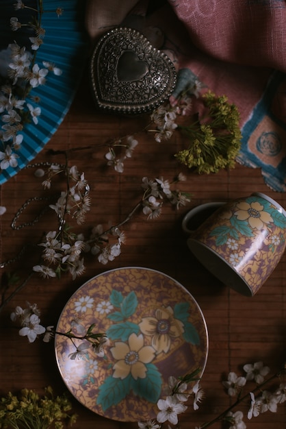 Foto taza con flores florecientes en una mesa