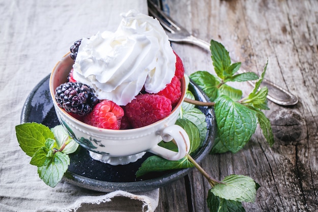 Taza de frambuesas y moras