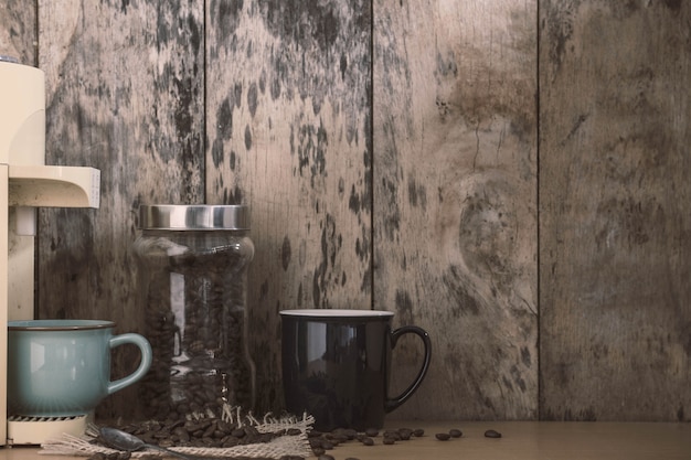 Taza y frijoles en madera.