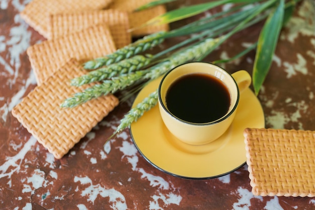 Taza de galletas de café y espigas en mármol marrón tablexA