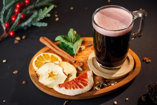 Taza de glintwein con canela y frutas exóticas secas, bebidas calientes de invierno